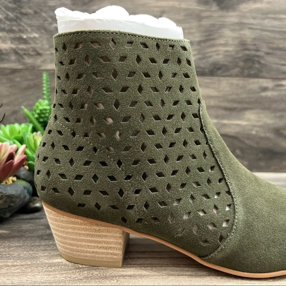 NIB Soludos Lola Perforated Pointed Toe Heeled Ankle Bootie Boots Olive Suede 8M - Picture 6 of 14
